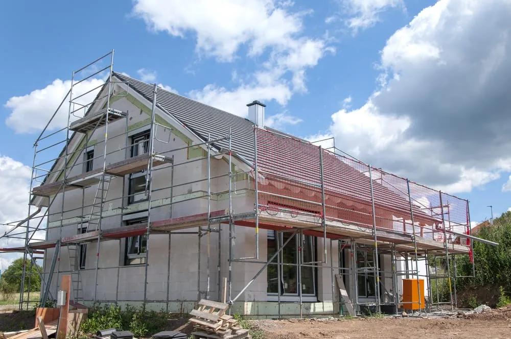 Chantier de façade avec échafaudage à Crémines