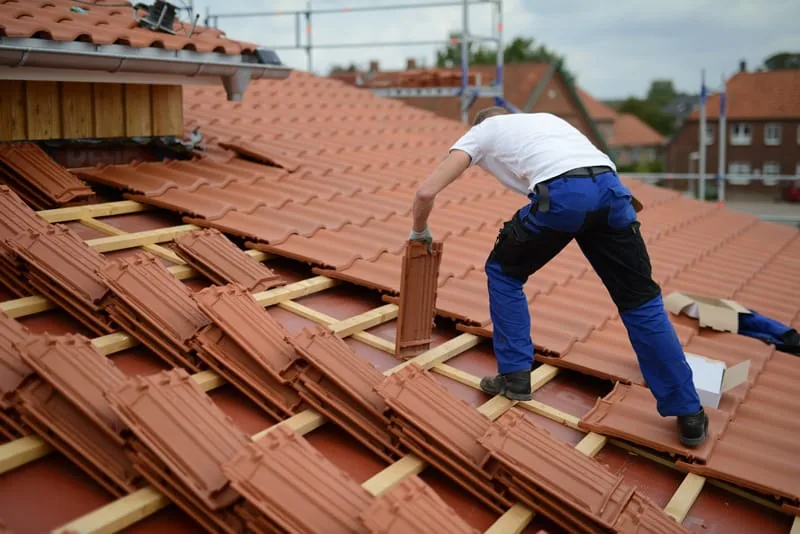 Pose de tuiles sur toiture